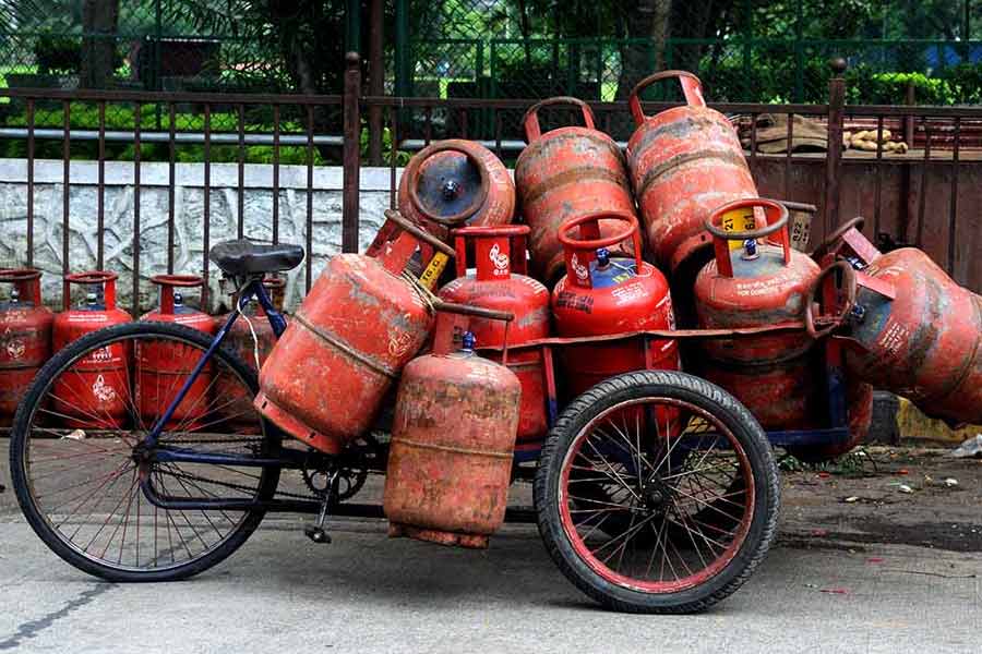 Gas office staff of Bangaon flew away with 300 cylinders