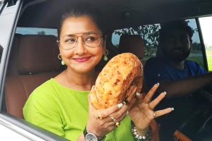 Rachana Banerjee visits flood effected Balagarh, buys vegetables