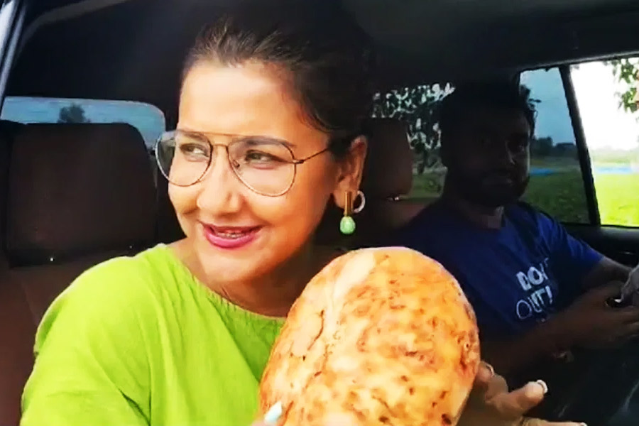 Rachana Banerjee visits flood effected Balagarh, buys vegetables