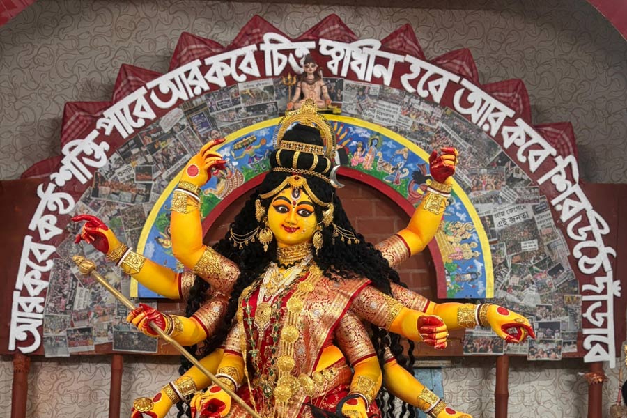 Durga Puja 2024: Doctor decorates chalchitra of Durga with the messege of justice for RG Kar and Arijit Singh's song