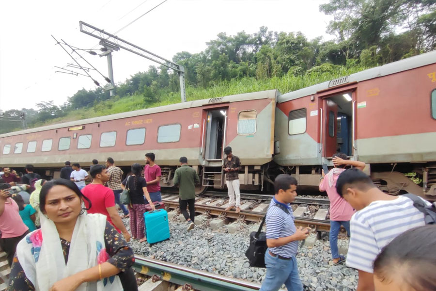 8 coaches of Agartala-Lokmanya Tilak Express derails in Assam