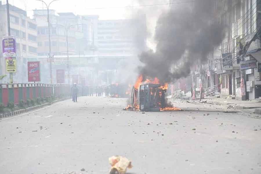 Army-police clashes with textile workers in Dhaka