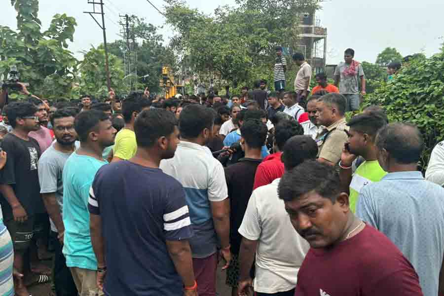 Public protesting in Bansdroni as student died in accident