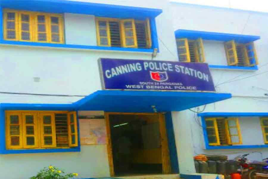 Chaoas in Canning, police allegedly beaten up by TMC goons