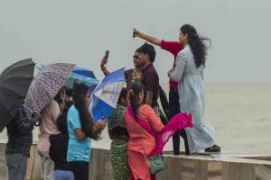 Tourists at Digha clicking selfies after Dana alert