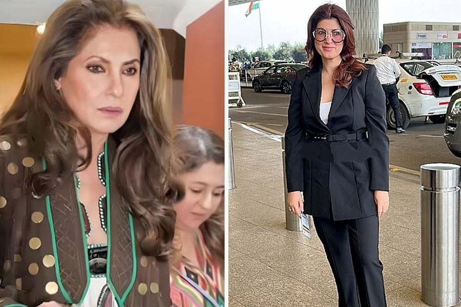 Dimple Kapadia Refuses To Get Clicked With Daughter Twinkle Khanna