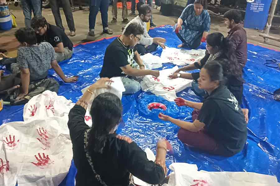 RG Kar Protest: Junior doctors in Kolkata are protesting by wearing red marks on their aprons