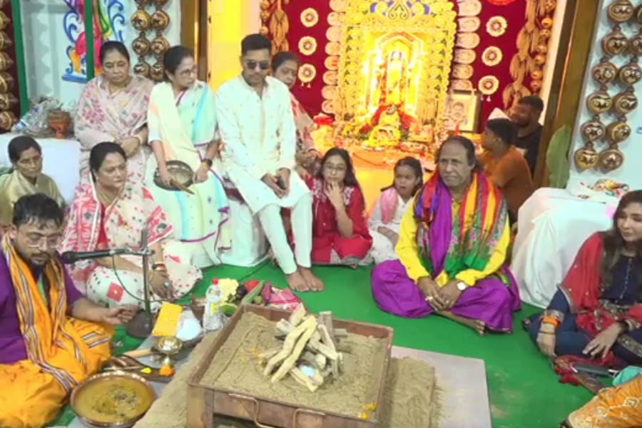 Kalipuja 2024: Abhishek Banerjee attends Mamata Banerjee's puja after coming back from foreign,visited for treatment