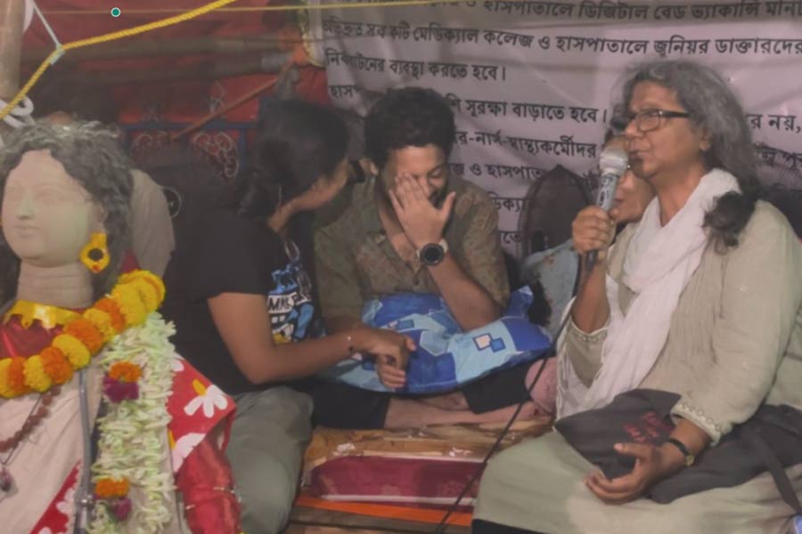 RG Kar: Singer Mousumi Bhowmick meets junior doctors who are in hunger strike at Dharmatala