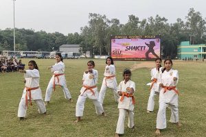 Purulia police starts 'Shakti' project to train girls Karate during Debipakkho