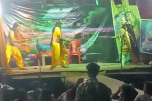 Actors playing Ram-Ravan beat each other up on stage during UP Ramleela