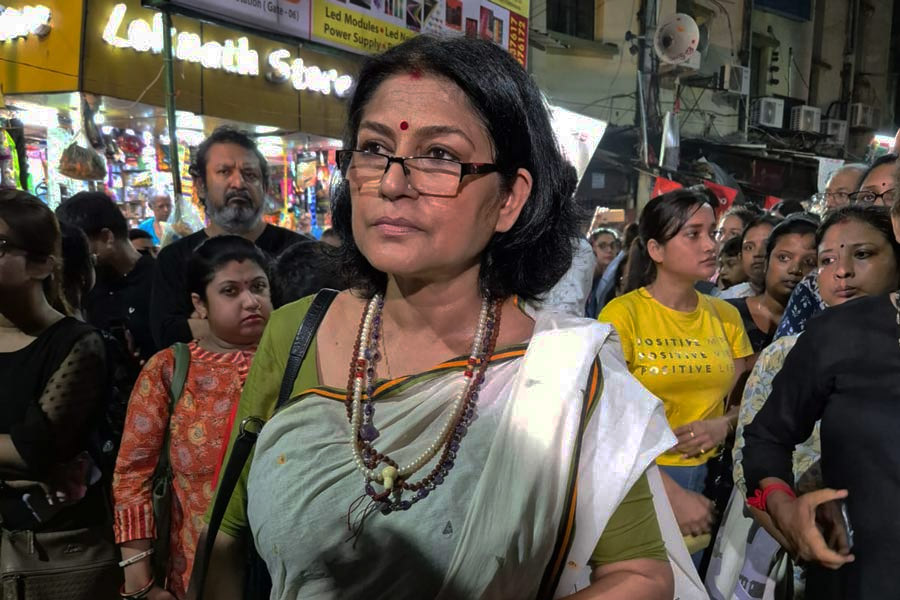 Roopa Ganguly sits in dharna in front of Bansdroni Police Station