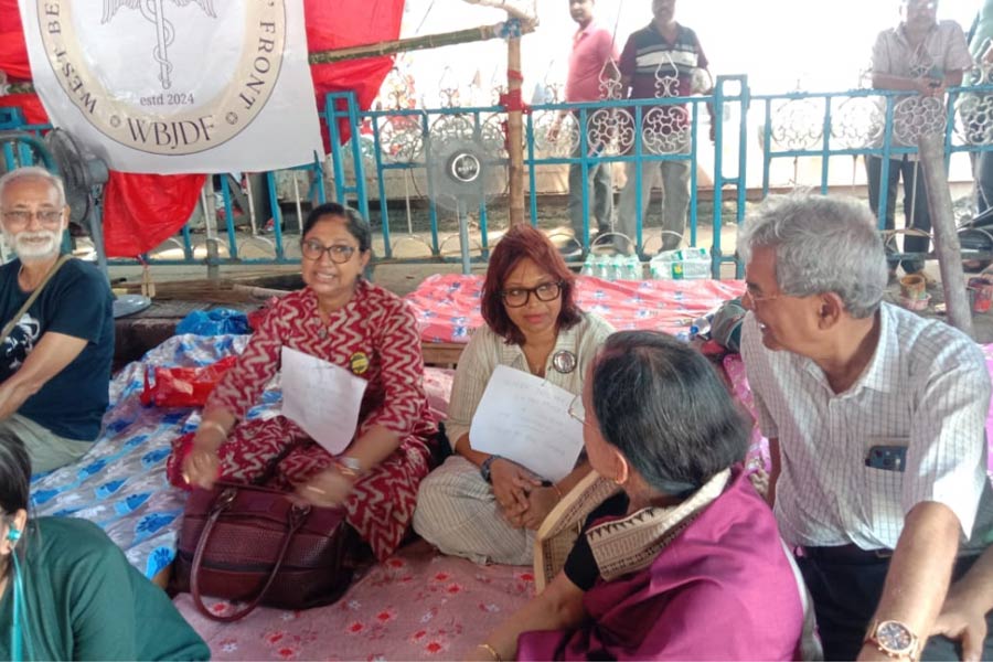 Two senior doctors join hunger strike with the juniors at Dharmatala