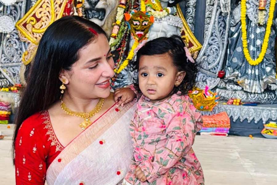 Subhashree Ganguly shared cute picture with her baby girl Yaalini