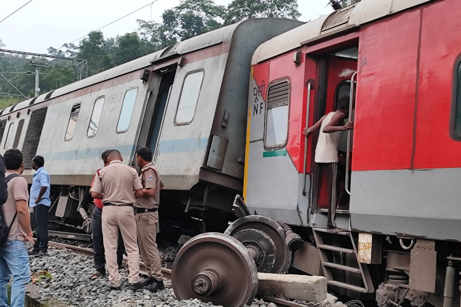 8 coaches of Agartala-Lokmanya Tilak Express derails in Assam