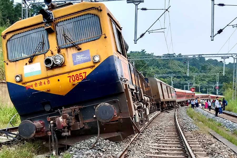 8 coaches of Agartala-Lokmanya Tilak Express derails in Assam