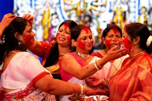 Know how to Remove Sindoor stains after Durga Puja's Sindur Khela