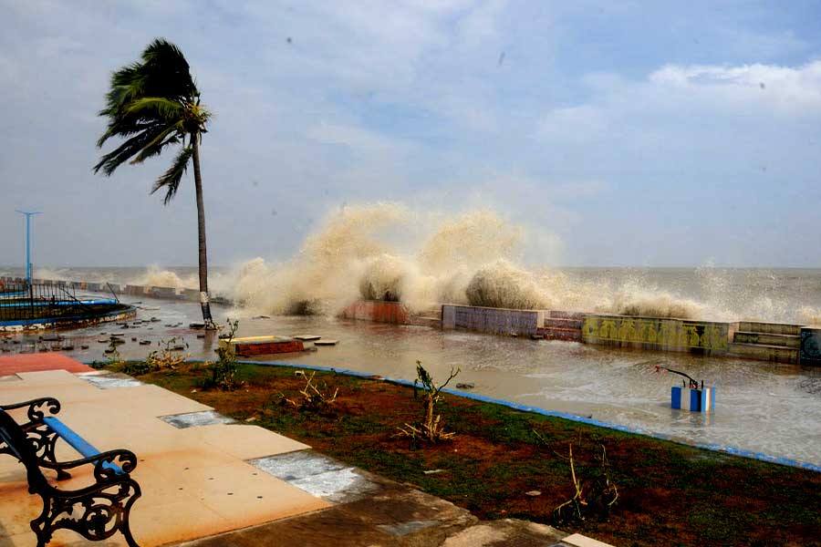 WB Weather Update: Due to Cyclone Dana heavy rain in Kolkata and adjacent area