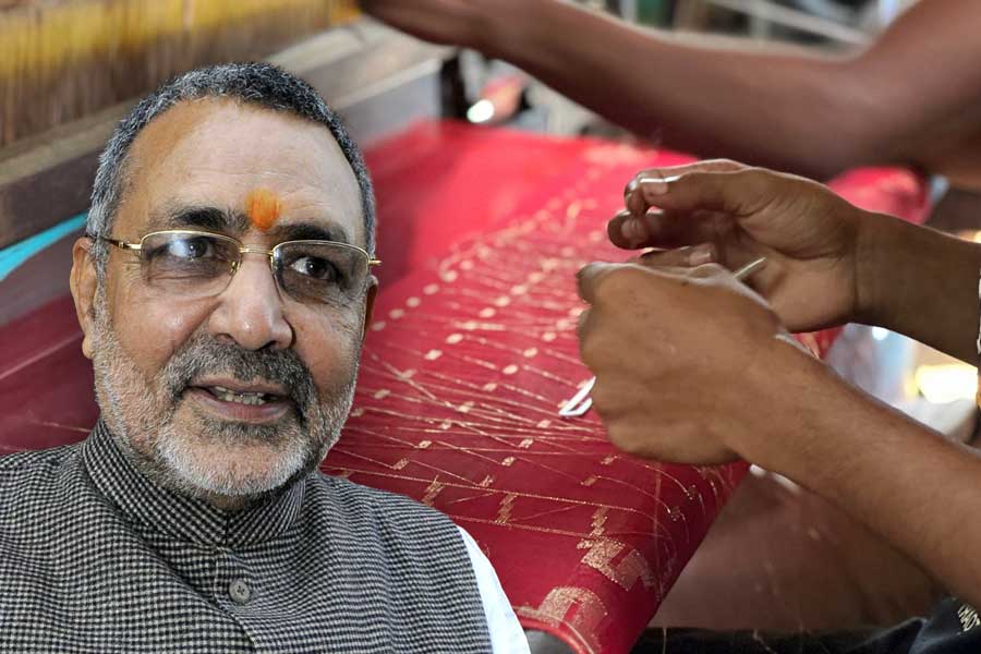 Central minister Giriraj Singh praises textile artists of Kalna to see their work on Maslin Jamdani saree