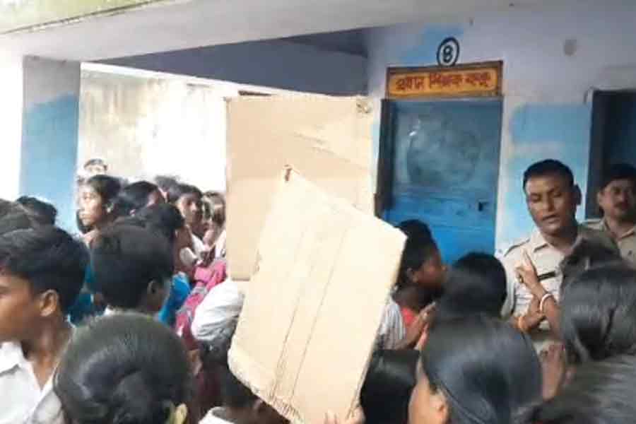 Chaos in Katwa's school, Head Master detained