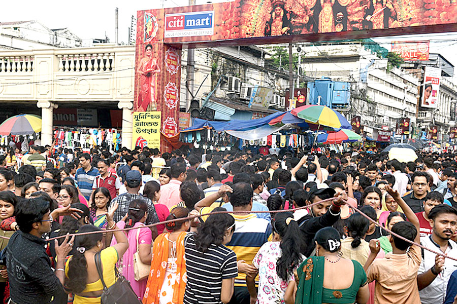 Durga puja 2024: More police on the streets on Saptami evening to handle the crowd