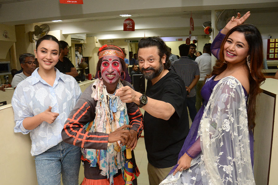 Shiboprosad Mukherjee koushani mukherjee and Ritabhari Chakraborty at Sangbad Pratidin Office to promote Bohurupi