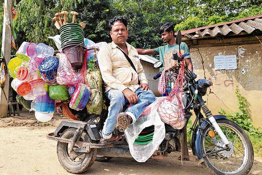 Man sells many items from Murshidabad to Paschim Medinipur despite problem