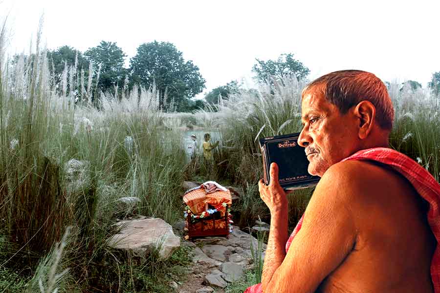 Mahalaya 2024: People from Purulia enjoying Mahalaya on radio