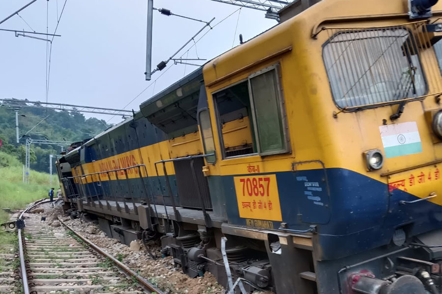 8 coaches of Agartala-Lokmanya Tilak Express derails in Assam