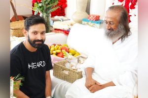 Vikrant Massey meets Sri Ravi Shankar as he prepares for his biopic