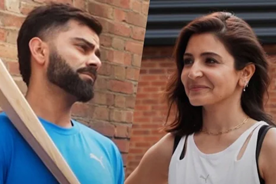 Virat Kohli and Anushka Sharma plays cricket