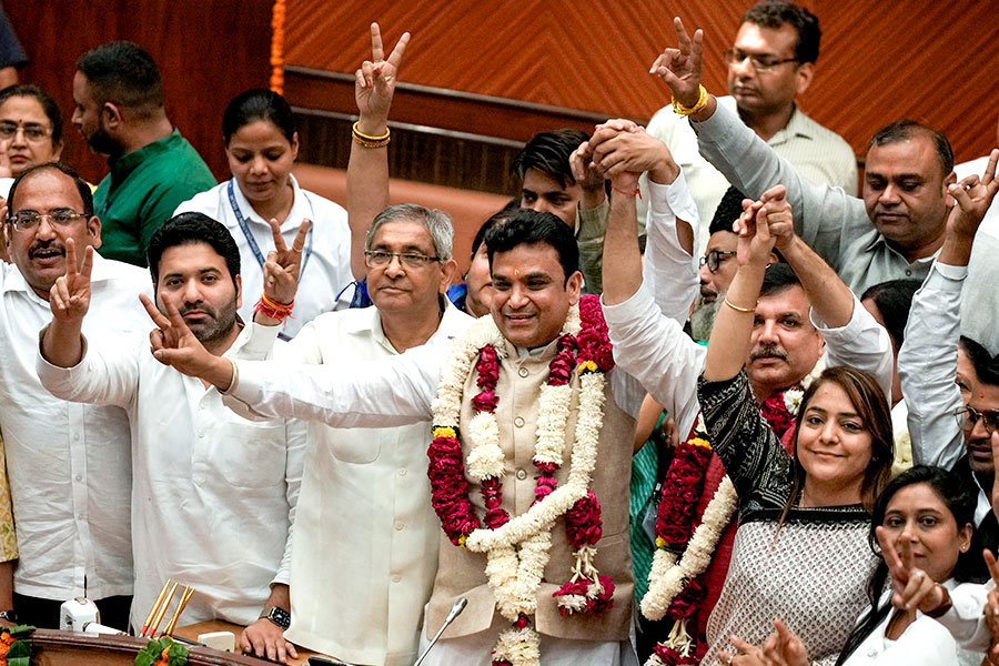 AAP councillor Mahesh Khinchi wins Delhi mayor election