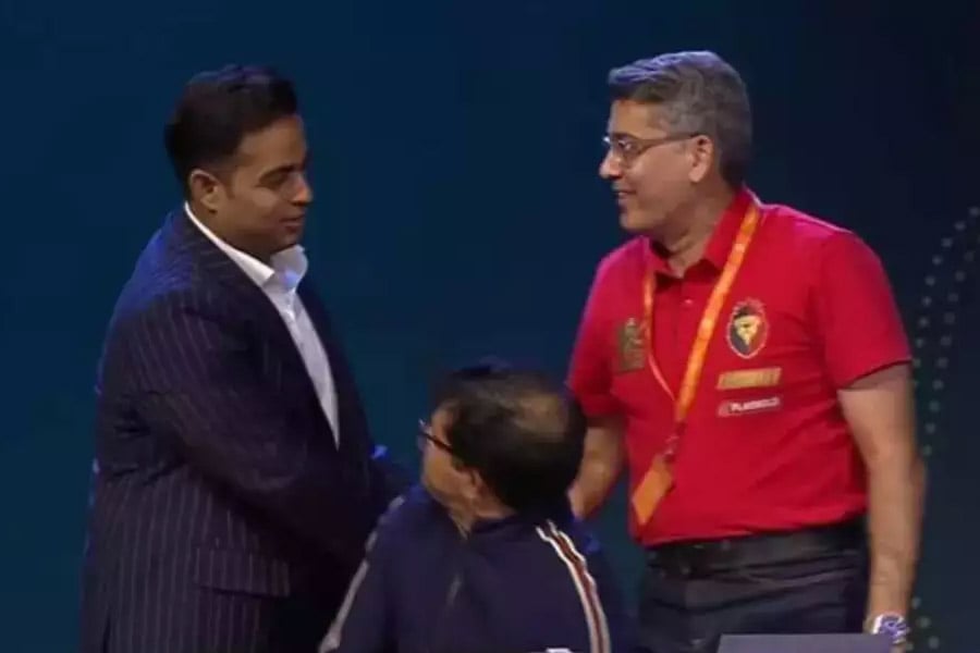 IPL Auction 2025: MI Owner Akash Ambani Goes Up To RCB Table, Thanks Management