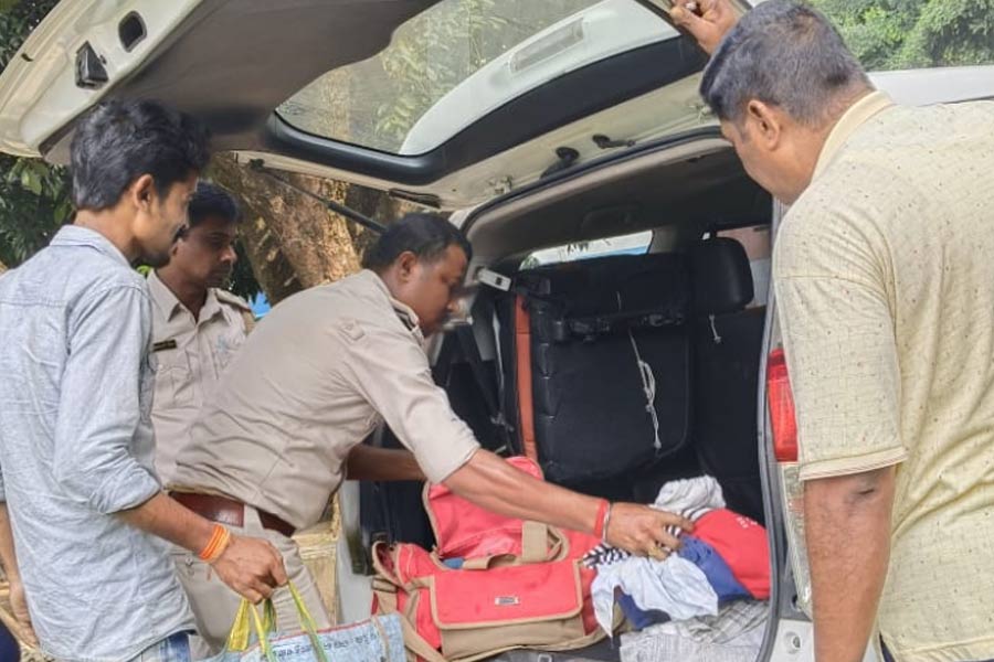 Car with customs department sticker detained after complain of looting at Lohapur, Birbhum