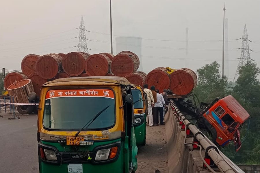 Trailer accident caused huge jam at Durgapur national highway