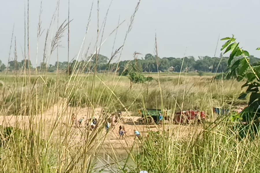 Famous place in Birbhum 'Hansuli Bank' to die due to illegal sand mining, people urge to save