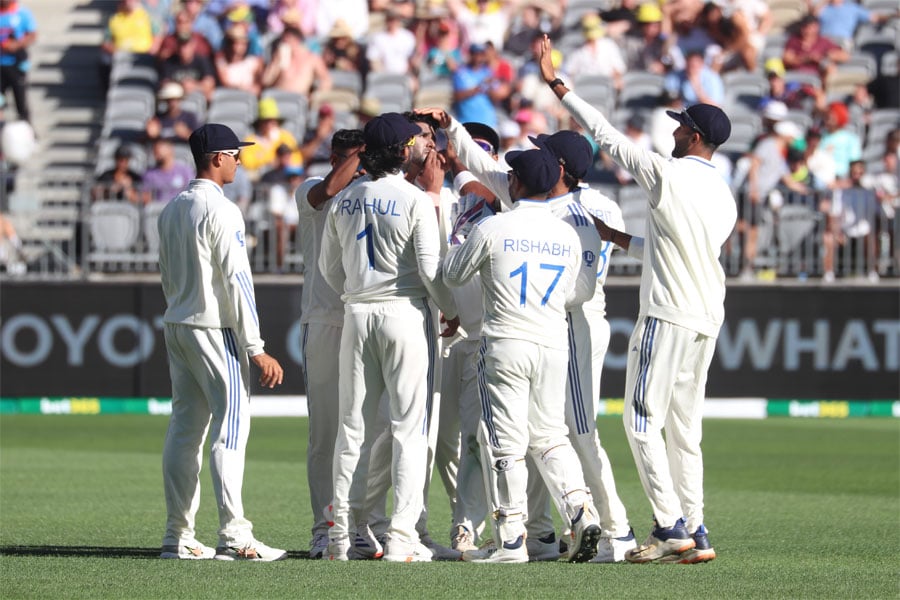 End of day one play in Perth test on Border Gavaskar trophy