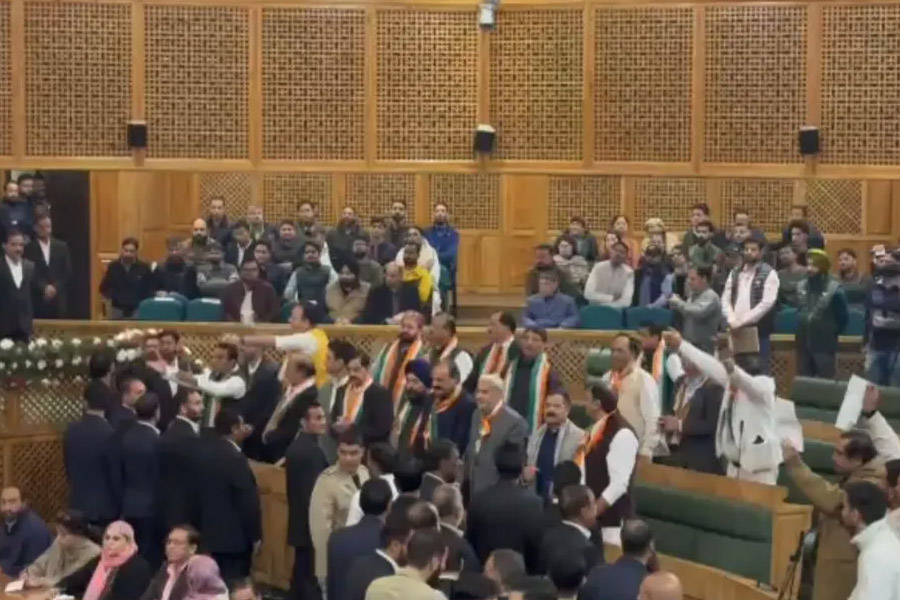 Chaos In Jammu And Kashmir Assembly again over resolution for Article 370