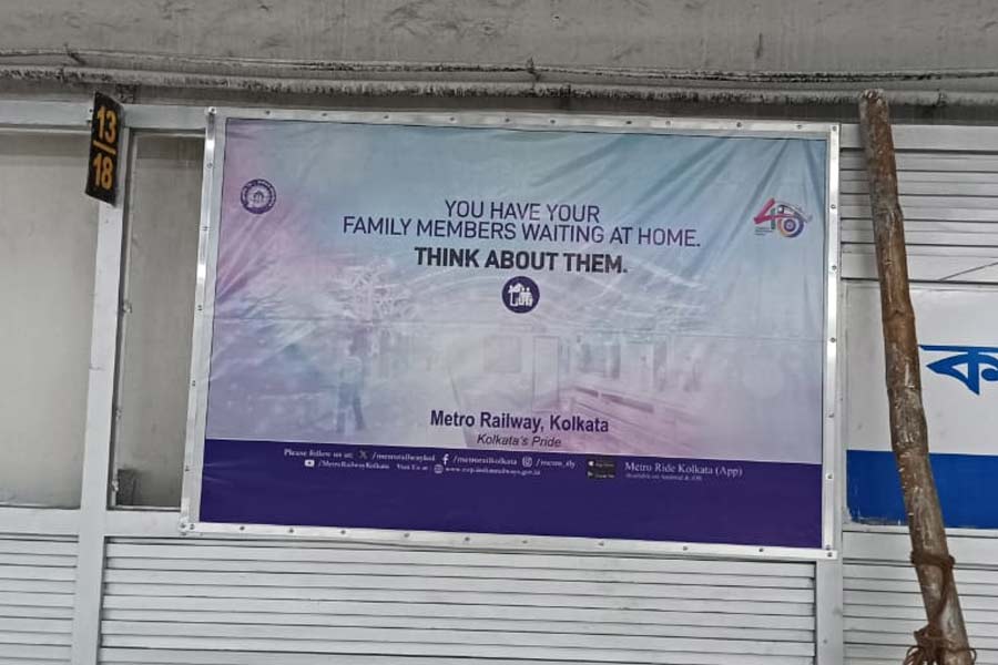 Kolkata Metro railway put up flex to prevent death