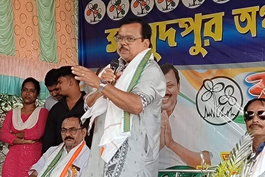 Congress candidate of Naihati by election attends TMC's blood donation camp, controversy started