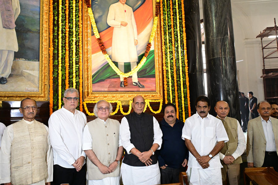 TMC sides with Congress to pay homage to Jawaharlal Nehru's portrait