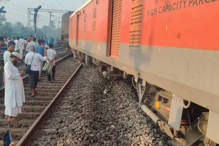 What causes accident in Shalimar-Secunderabad Express near Howrah, investigative committee formed