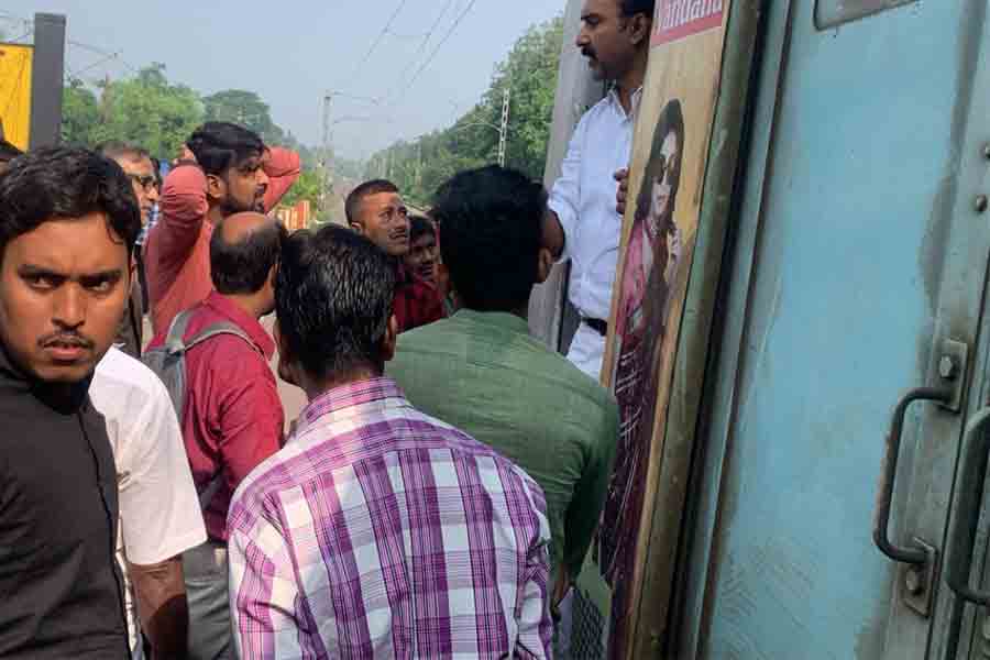 Local Train halted at Ashoknagar, traffic jam at Jessore road