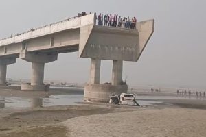 Car Misled By GPS Falls Into River From Under-Construction Bridge in Uttar Pradesh