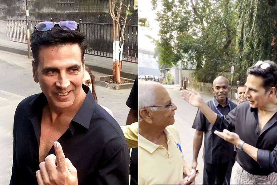 Akshay Kumar listened to the complaints of a senior citizen after casting his vote for Maharashtra Assembly Elections 2024