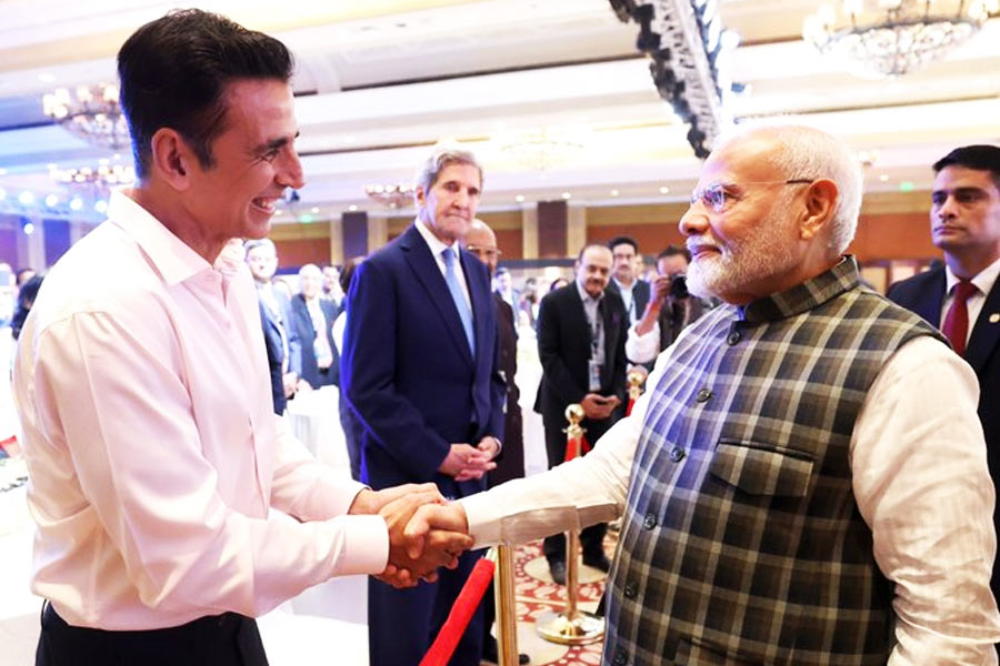 Akshay Kumar meets PM Narendra Modi at event, shares pic