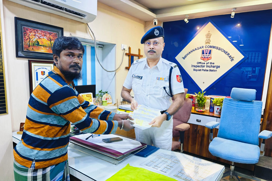 Rickshaw driver returned the check of 15 lakh rupees in kolkata