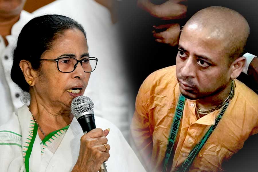 CM Mamata Banerjee supports centre's action and comdemns attack on Hindu in Bangladesh