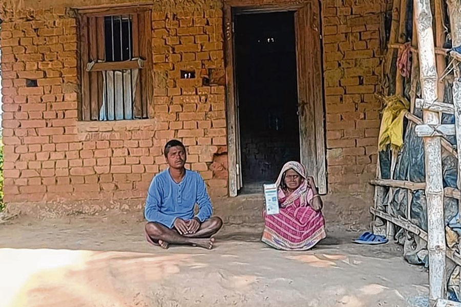 Helpless old woman of Ghatal spends her days in a dilapidated house