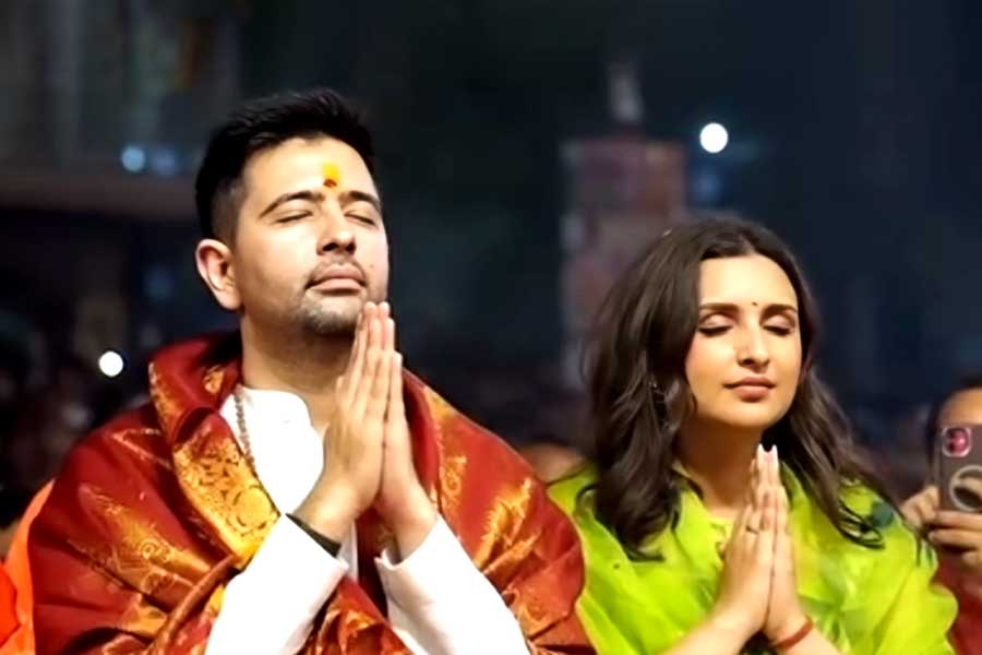 Parineeti Chopra, Raghav Chadha perform Ganga aarti in Varanasi, Watch